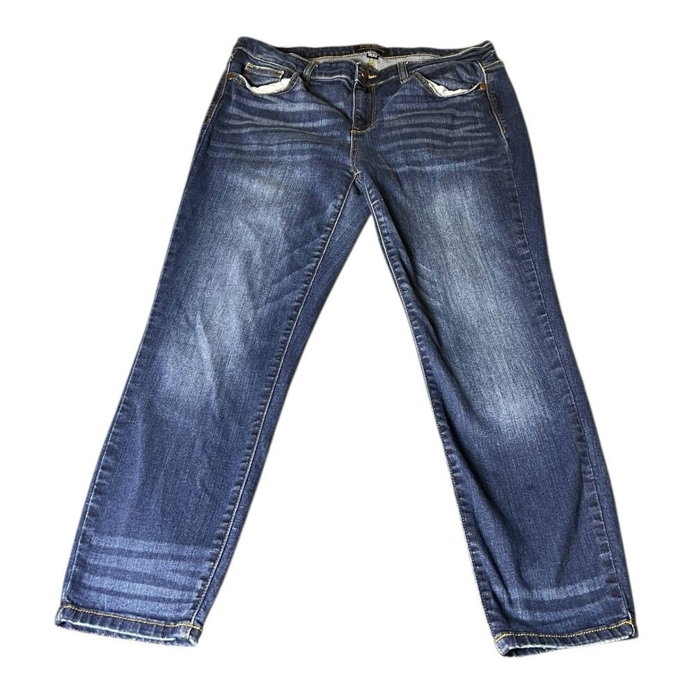 Judy Blue Women 15/32 Blue Relaxed Fit Stretch Whiskered Denim Jeans Medium Wash